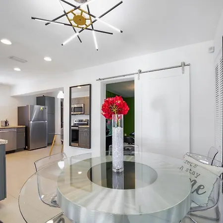 Dior Lake Front Villa With Infinity Pool & Hot Tub Miami Gardens Exterior photo