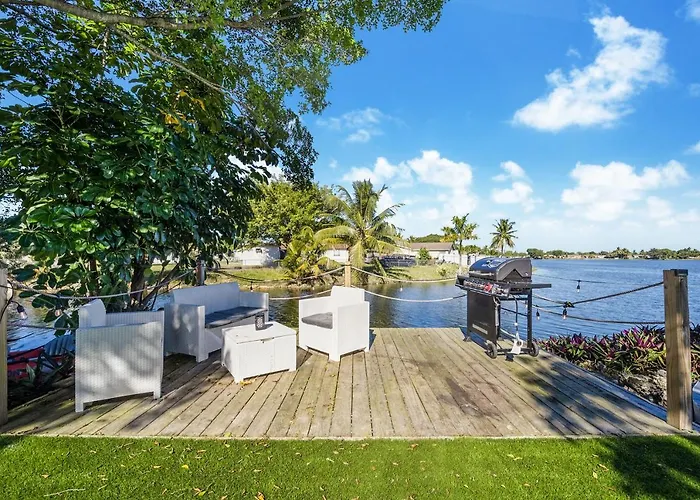 Dior Lake Front Villa With Infinity Pool & Hot Tub