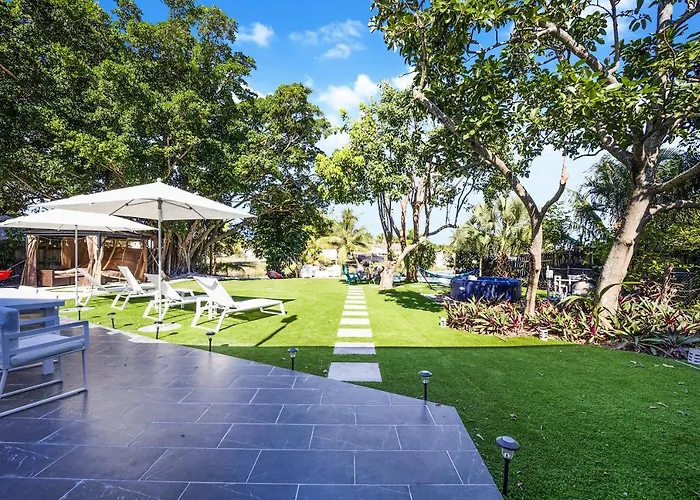 Dior Lake Front Villa With Infinity Pool & Hot Tub