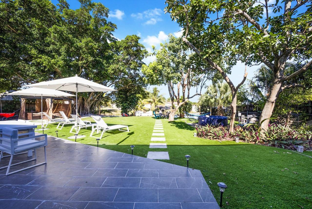 Villa Dior Front With Infinity Pool & Hot Tub Miami Gardens